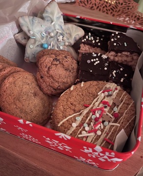 Medium traditional cookie box